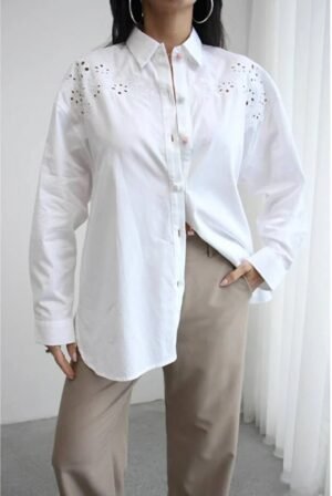 j White shirt with details of festo