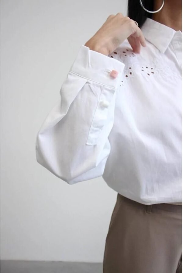 White shirt with details of festo