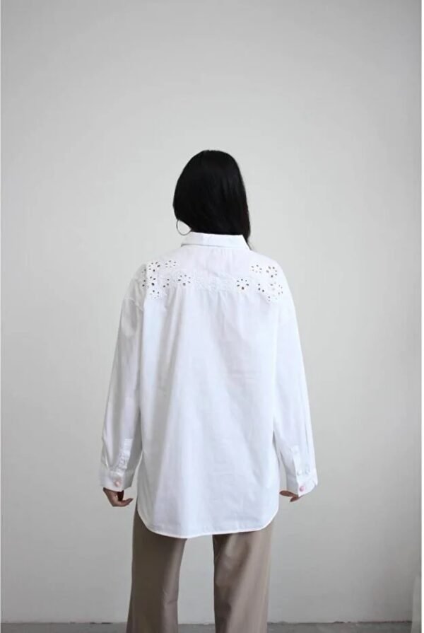 White shirt with details of festo
